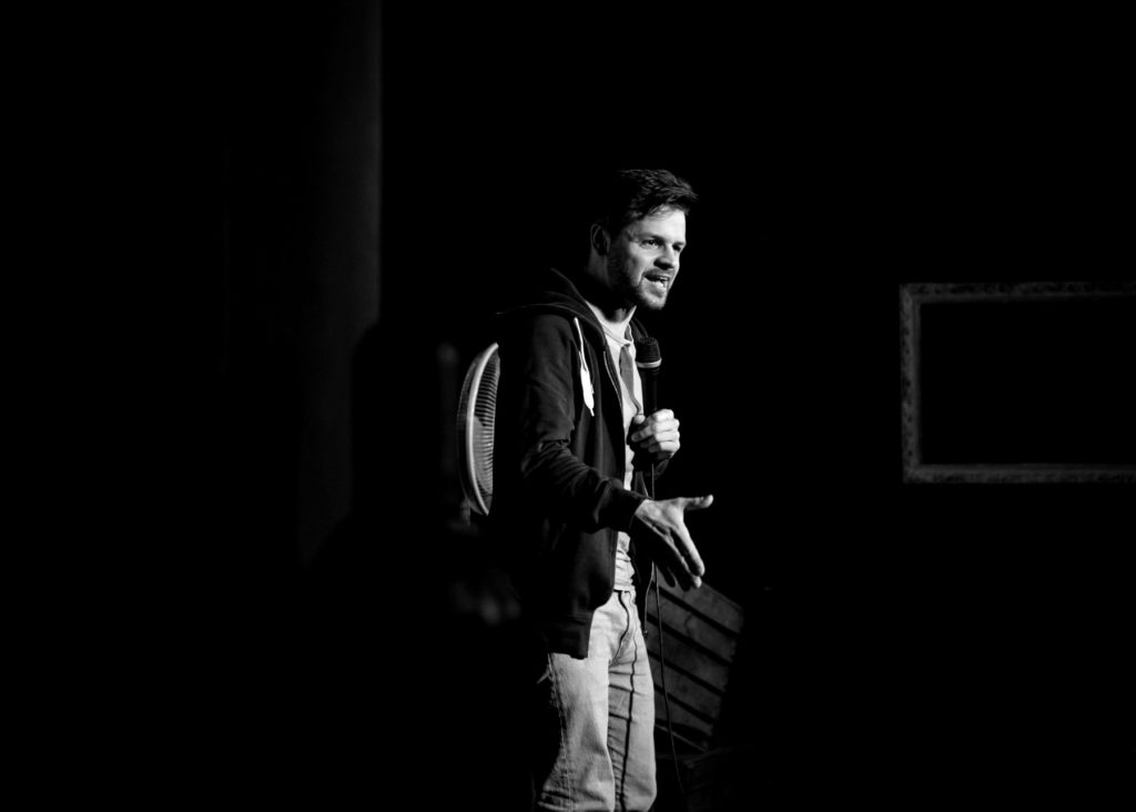 Comedian und Veranstalter Hans Thalhammer beim Crowdwork