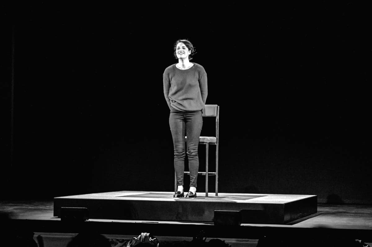 Stand-up oder komischer Monolog? – Die Kunst von Phoebe Waller-Bridge