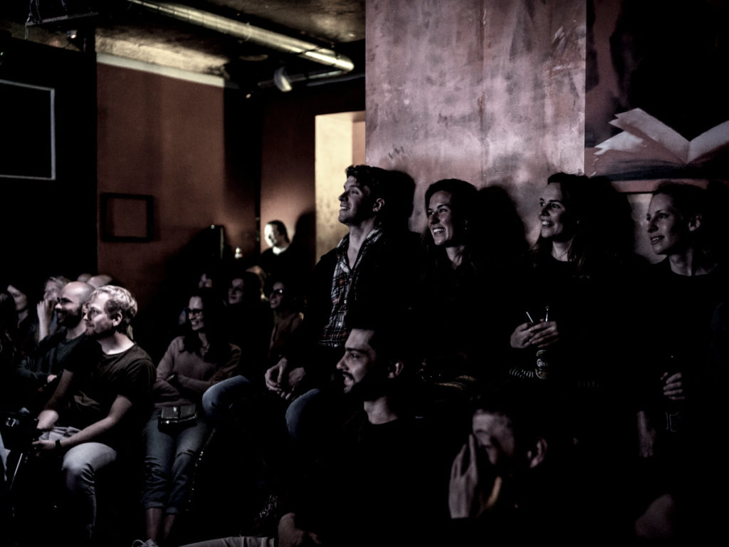 Szene-Publikum bei einer Show im Mad Monkey Room in Berlin